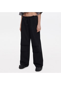 Cropp - Czarne spodnie jogger z szeroką nogawką - czarny ze sklepu Cropp w kategorii Spodnie damskie - zdjęcie 154192092