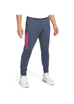 Spodnie dresowe męskie Football Club Essentials Nike ze sklepu SPORT-SHOP.pl w kategorii Spodnie męskie - zdjęcie 154211331