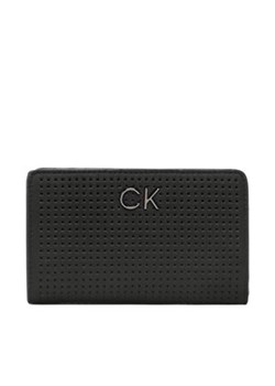 Duży Portfel Damski Calvin Klein - Re-Lock Bifold Wallet Perf Pu K60K610661 BAX ze sklepu eobuwie.pl w kategorii Portfele damskie - zdjęcie 154308614