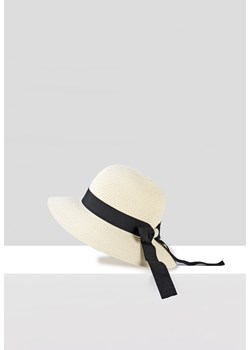 Biały kapelusz z czarną wstążką ze sklepu Molton w kategorii Kapelusze damskie - zdjęcie 154308743