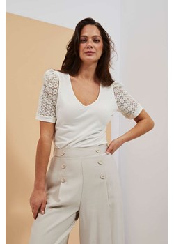 Bluzka z ażurowymi rękawami ze sklepu Moodo.pl w kategorii Bluzki damskie - zdjęcie 154356330