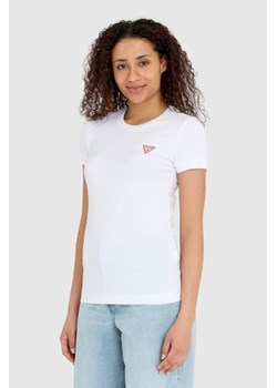 GUESS - Biały t-shirt damski slim fit z małym logo ze sklepu outfit.pl w kategorii Bluzki damskie - zdjęcie 154389091