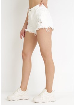 Białe Szorty z Jeansu z Postrzępionymi Nogawkami i Przetarciami Adomone ze sklepu Born2be Odzież w kategorii Szorty - zdjęcie 154418512