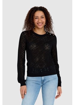 GUESS - Czarny sweterek dzianinowy w monogram Guess ze sklepu outfit.pl w kategorii Swetry damskie - zdjęcie 154437343