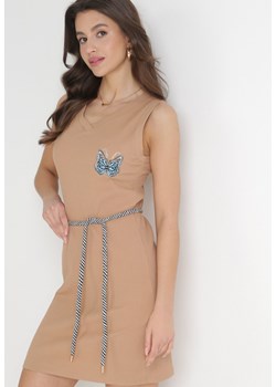 Beżowa Sukienka Mini z Prążkowanej Bawełny ze Sznurkiem i Naszywką z Cyrkoniami Chyler ze sklepu Born2be Odzież w kategorii Sukienki - zdjęcie 154510691