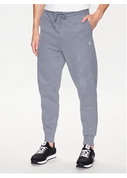 Calvin Klein Jeans Spodnie dresowe J30J322484 Szary Regular Fit ze sklepu MODIVO w kategorii Spodnie męskie - zdjęcie 154535751