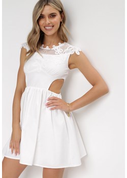 Biała Sukienka z Ozdobnym Dekoltem z Gumką i Wycięciem w Talii Alizisa ze sklepu Born2be Odzież w kategorii Sukienki - zdjęcie 156075440