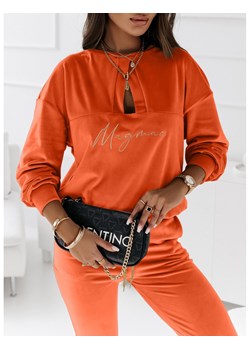 Dres welurowy spodnie + bluza z wycięciem na dekolcie - CINDI - orange ze sklepu magmac.pl w kategorii Dresy damskie - zdjęcie 156094871