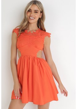 Pomarańczowa Sukienka z Ozdobnym Dekoltem z Gumką i Wycięciem w Talii Alizisa ze sklepu Born2be Odzież w kategorii Sukienki - zdjęcie 156103314