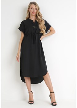 Czarna Pudełkowa Sukienka z Ozdobnym Guzikiem i Przedłużonym Tyłem Assaki ze sklepu Born2be Odzież w kategorii Sukienki - zdjęcie 156103374
