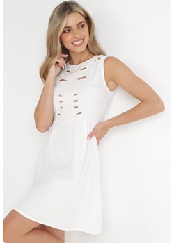 Biała Sukienka z Ozdobnymi Wycięciami i Haftem Devinia ze sklepu Born2be Odzież w kategorii Sukienki - zdjęcie 156131710