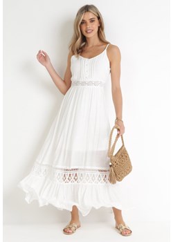 Biała Rozkloszowana Sukienka z Koronką na Ramiączkach Sawita ze sklepu Born2be Odzież w kategorii Sukienki - zdjęcie 156131800