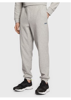 Calvin Klein Spodnie dresowe Boucle K10K111367 Szary Regular Fit ze sklepu MODIVO w kategorii Spodnie męskie - zdjęcie 156189784