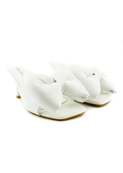 Białe klapki szpilki z kokardą ze sklepu Kokietki w kategorii Klapki damskie - zdjęcie 156263030