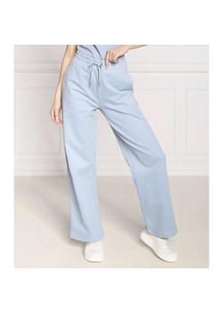 CALVIN KLEIN JEANS Spodnie dresowe MICRO MONOLOGO | Straight fit ze sklepu Gomez Fashion Store w kategorii Spodnie damskie - zdjęcie 156675110