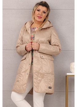 Lekki pikowany płaszcz z kapturem beżowy - 46 ze sklepu femimoda.pl w kategorii Kurtki damskie - zdjęcie 156689680