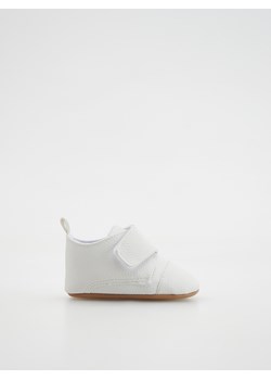 Reserved - Buty na rzepy - biały ze sklepu Reserved w kategorii Buciki niemowlęce - zdjęcie 156698432