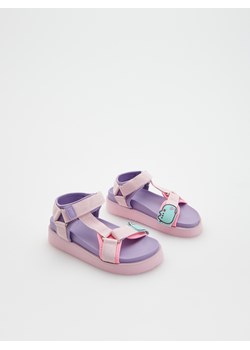 Reserved - Sandały Pusheen - różowy ze sklepu Reserved w kategorii Sandały dziecięce - zdjęcie 156702033