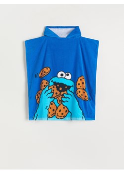 Reserved - Ręcznik kąpielowy z kapturem Cookie Monster - niebieski ze sklepu Reserved w kategorii Ręczniki dla dzieci - zdjęcie 156702303