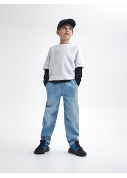 Reserved - Elastyczne jeansy relaxed - niebieski ze sklepu Reserved w kategorii Spodnie chłopięce - zdjęcie 156704020