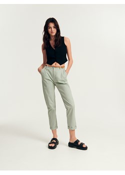 Reserved - Spodnie chino z paskiem - Zielony ze sklepu Reserved w kategorii Spodnie damskie - zdjęcie 156706620