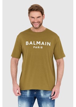 BALMAIN - Zielony t-shirt męski z drukowanym białym logo ze sklepu outfit.pl w kategorii T-shirty męskie - zdjęcie 156838571