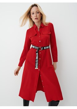 Mohito - Czerwona szmizjerka midi z ozdobnym paskiem - Czerwony ze sklepu Mohito w kategorii Sukienki - zdjęcie 156849391