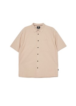 Cropp - Beżowa koszula z krótkim rękawem - beżowy ze sklepu Cropp w kategorii Koszule męskie - zdjęcie 156856491