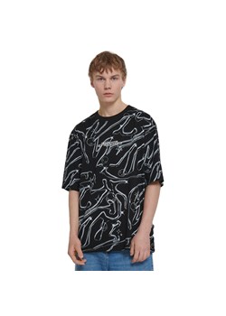 Cropp - Czarna koszulka z nadrukiem all over - czarny ze sklepu Cropp w kategorii T-shirty męskie - zdjęcie 156856660
