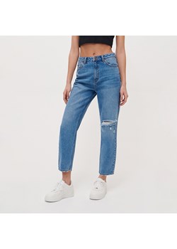 Niebieskie jeansy mom fit z przetarciami - Turkusowy ze sklepu House w kategorii Jeansy damskie - zdjęcie 156864510