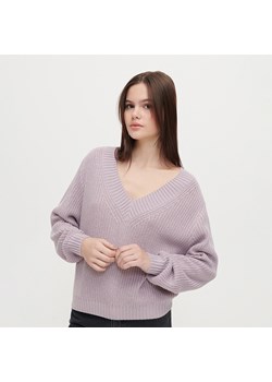 Luźny sweter z dekoltem w serek różowy - Różowy ze sklepu House w kategorii Swetry damskie - zdjęcie 156865771