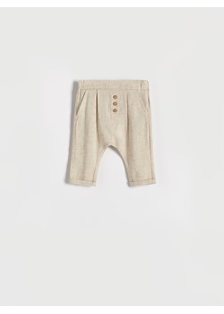 Reserved - Tkaninowe spodnie z lnem - beżowy ze sklepu Reserved w kategorii Spodnie i półśpiochy - zdjęcie 156873110