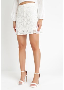 Biała Trapezowa Spódnica Mini z Szydełkowej Tkaniny z Gumką w Pasie Joallia ze sklepu Born2be Odzież w kategorii Spódnice - zdjęcie 156880334