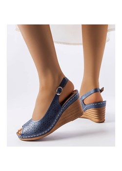 Granatowe ażurowe sandały na koturnie Emeral niebieskie ze sklepu ButyModne.pl w kategorii Sandały damskie - zdjęcie 156932712