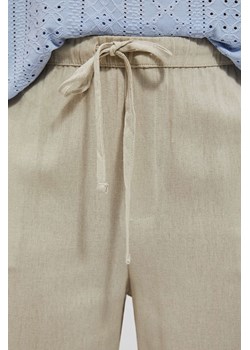 Spodnie z prostą nogawką piaskowe ze sklepu Moodo.pl w kategorii Spodnie damskie - zdjęcie 156940284