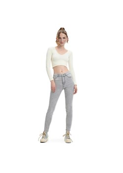 Cropp - Szare jeansy push up - Jasny szary ze sklepu Cropp w kategorii Jeansy damskie - zdjęcie 156961002