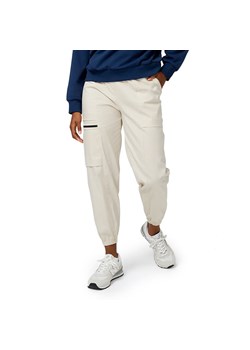Spodnie New Balance WP31506TWF - beżowe ze sklepu streetstyle24.pl w kategorii Spodnie damskie - zdjęcie 157043504