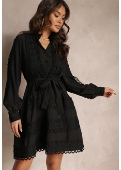 Czarna Sukienka Koszulowa z Wiązanym Paskiem i Ażurowymi Taśmami Deme ze sklepu Renee odzież w kategorii Sukienki - zdjęcie 157076953