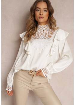 Biała Bluzka z Falbankami i Ażurową Stójką Azuva ze sklepu Renee odzież w kategorii Bluzki damskie - zdjęcie 157077710