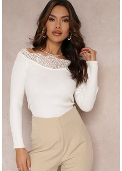 Biały Prążkowany Sweter z Koronkowym Dekoltem Maneteu ze sklepu Renee odzież w kategorii Swetry damskie - zdjęcie 157085592