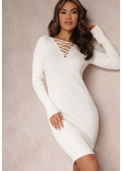 Biała Sweterkowa Sukienka z Ozdobnym Dekoltem Damyiah ze sklepu Renee odzież w kategorii Sukienki - zdjęcie 157087210