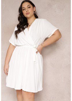 Biała Sukienka z Gumką w Pasie i Kopertowym Dekoltem Azrah ze sklepu Renee odzież w kategorii Sukienki - zdjęcie 157088043