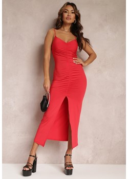 Czerwona Sukienka Dopasowana z Wycięciem i Marszczeniem Viollette ze sklepu Renee odzież w kategorii Sukienki - zdjęcie 157103351