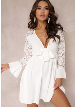 Biała Sukienka Mini z Gumką w Pasie i Koronkowymi Rękawami Cobham ze sklepu Renee odzież w kategorii Sukienki - zdjęcie 157103774