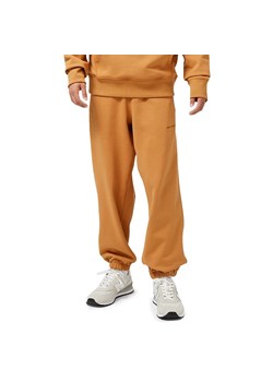 Spodnie dresowe New Balance MP23551TOB - pomarańczowe ze sklepu streetstyle24.pl w kategorii Spodnie męskie - zdjęcie 157129701