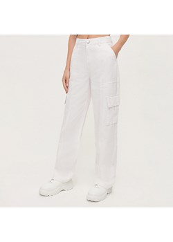 Białe spodnie straight fit z kieszeniami cargo - Biały ze sklepu House w kategorii Spodnie damskie - zdjęcie 157135603