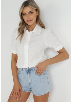 Biała Bawełniana Koszula z Ozdobnym Dekoltem i Krótkimi Rękawami Hattilee ze sklepu Born2be Odzież w kategorii Koszule damskie - zdjęcie 157230434