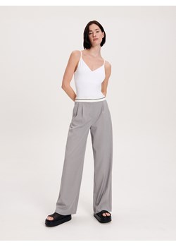 Reserved - Spodnie z zakładkami - Szary ze sklepu Reserved w kategorii Spodnie damskie - zdjęcie 157235584
