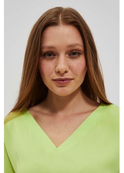 Wiskozowa koszula z dekoltem w serek neonowa ze sklepu Moodo.pl w kategorii Bluzki damskie - zdjęcie 157260182