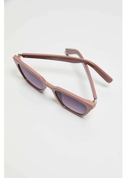 Okulary przeciwsłoneczne o wąskim kocim kształcie malinowe ze sklepu Moodo.pl w kategorii Okulary przeciwsłoneczne damskie - zdjęcie 157260362